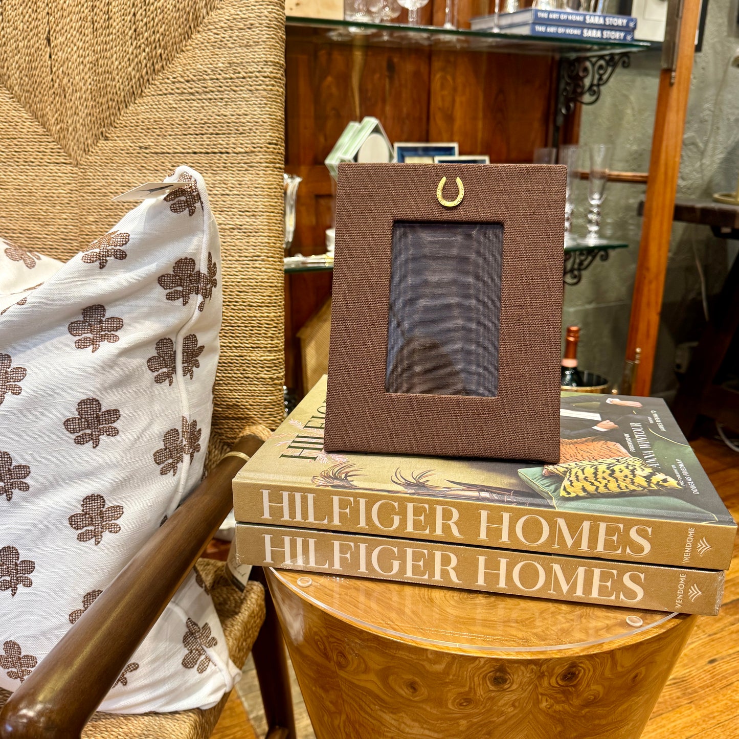 Brown Horseshoe Medallion Vertical Frame - 4x6