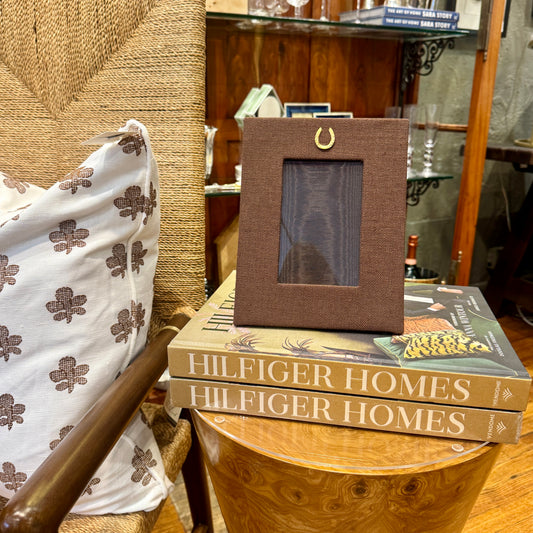 Brown Horseshoe Medallion Vertical Frame - 4x6